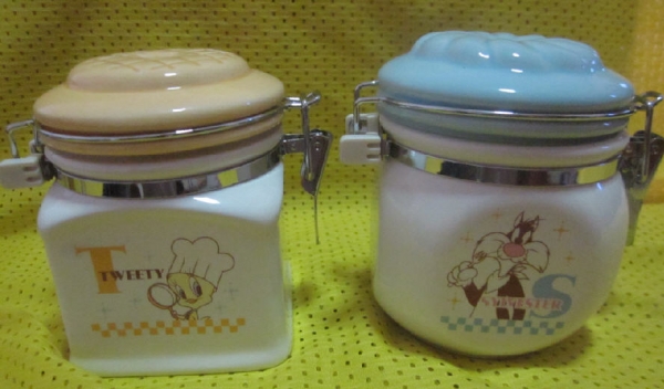 จาน แก้ว กล่อง ลายการ์ตูนสะสมไว้นาน ลดราคาทุกรายการครับ