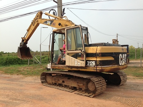 ขายรถแบคโฮ CAT 312B สภาพสวย มี VDO ครับ รถนอกนำเข้าเอกสารพร้อม ทำงาน 6000ชั่วโมง สนใจติดต่อ 081-2990958