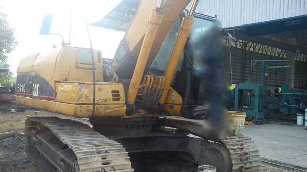 รถแบคโฮ CAT 320C 13000 ซม. สนใจติดต่อ 081 - 6079515 รถแบคโฮ CAT 320C 13000 ซม. สนใจติดต่อ 081 - 6079515
