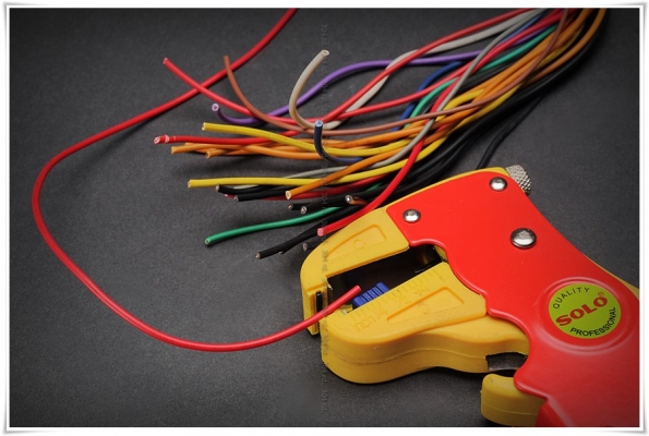 คีมปอกสายไฟแบบคอม้า SOLO คีมปอกสายไฟแบบคอม้า SOLO