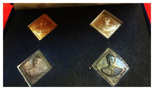 คุณอภิชิตบูชาแล้วจ้า หลวงปู่ทิม วัดละหารไร่ จ.ระยอง เหรียญกรมหลวงชุมพรฯ 4 เหรียญ สวยครับมีชุดเดียว