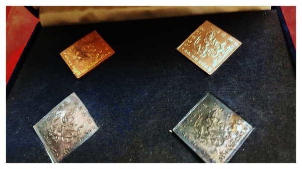 คุณอภิชิตบูชาแล้วจ้า หลวงปู่ทิม วัดละหารไร่ จ.ระยอง เหรียญกรมหลวงชุมพรฯ 4 เหรียญ สวยครับมีชุดเดียว