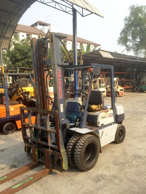 -:-*&bull;*ข า ย ร ถ ย ก นำ เ ข้ า*&bull;*-:-KOMATSU FD25-11 เครื่องดีเซล เสาสูง4เมตร งาเทได้ สนใจติดต่อ083-062-0223(ปอนด์)