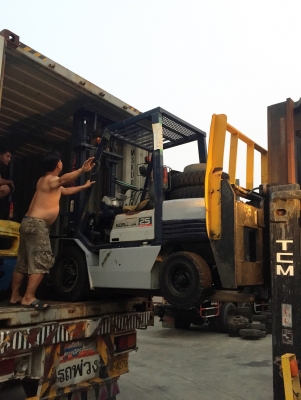 -:-*&bull;*ข า ย ร ถ ย ก นำ เ ข้ า*&bull;*-:-KOMATSU FD25-11 เครื่องดีเซล เสาสูง4เมตร งาเทได้ สนใจติดต่อ083-062-0223(ปอนด์)