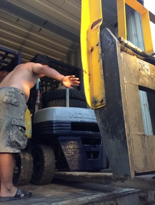 -:-*&bull;*ข า ย ร ถ ย ก นำ เ ข้ า*&bull;*-:-KOMATSU FD25-11 เครื่องดีเซล เสาสูง4เมตร งาเทได้ สนใจติดต่อ083-062-0223(ปอนด์)