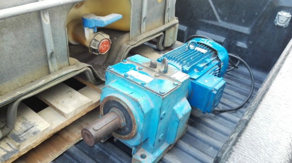 ** ขายแล้วครับ!! ** มอเตอร์เกียร์ Flender Hemmel Germany ขนาด 5.5 HP. 380V. ทด 1:25 เพลาออก 60 RPM. สภาพสวยวิ่งเงียบพร้อมใช้งาน.