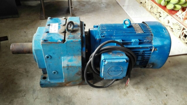 ** ขายแล้วครับ!! ** มอเตอร์เกียร์ Flender Hemmel Germany ขนาด 5.5 HP. 380V. ทด 1:25 เพลาออก 60 RPM. สภาพสวยวิ่งเงียบพร้อมใช้งาน.