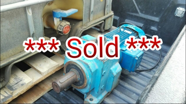 ** ขายแล้วครับ!! ** มอเตอร์เกียร์ Flender Hemmel Germany ขนาด 5.5 HP. 380V. ทด 1:25 เพลาออก 60 RPM. สภาพสวยวิ่งเงียบพร้อมใช้งาน.