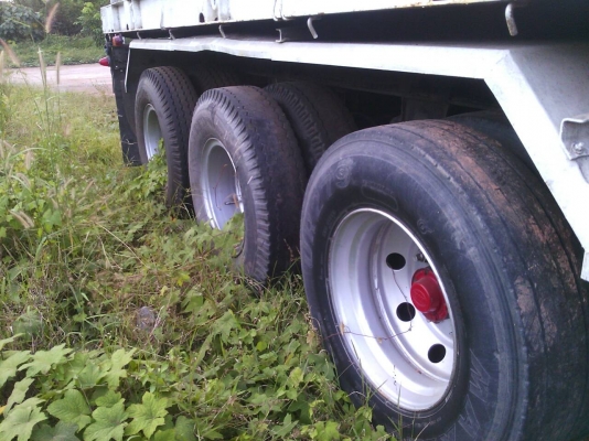 ขายหาง พื้นเรียบ สามมิต 3 เพลา. ยัด  ปี 45.    สนใจติดต่อ  081 - 6079515