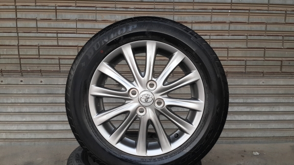 ล้อ Toyota 12 ก้านรมดำ ขอบ 15 พร้อมยาง สภาพสวยๆ