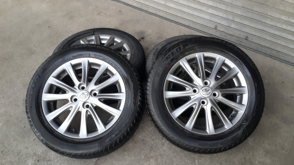 ล้อ Toyota 12 ก้านรมดำ ขอบ 15 พร้อมยาง สภาพสวยๆ