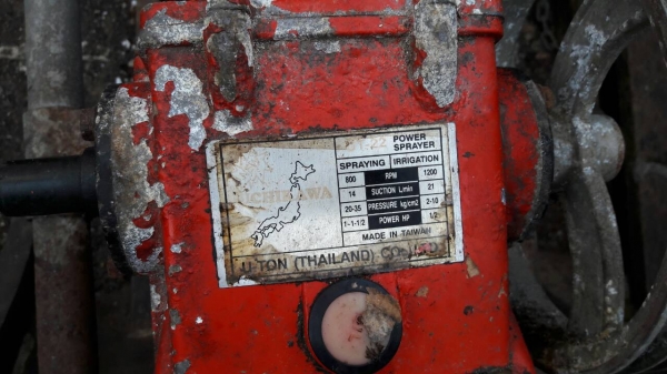 ขายเรือรดน้ำในร่องสวน ทำจากไม้สัก และเครื่องฉีดน้ำในสวน และเครื่องพ่นยา 1 ชุด ทั้งหมดตามรูป เก็บไว้นานแต่ใช้งานได้ปกติ