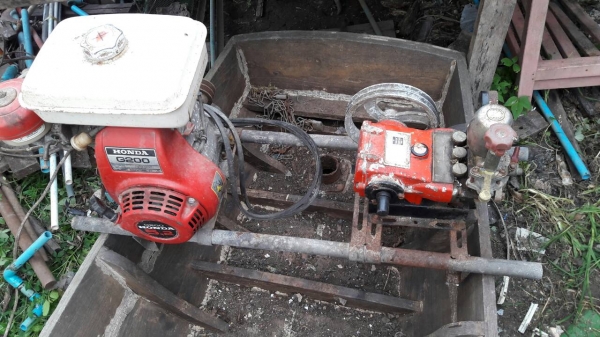 ขายเรือรดน้ำในร่องสวน ทำจากไม้สัก และเครื่องฉีดน้ำในสวน และเครื่องพ่นยา 1 ชุด ทั้งหมดตามรูป เก็บไว้นานแต่ใช้งานได้ปกติ