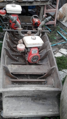 ขายเรือรดน้ำในร่องสวน ทำจากไม้สัก และเครื่องฉีดน้ำในสวน และเครื่องพ่นยา 1 ชุด ทั้งหมดตามรูป เก็บไว้นานแต่ใช้งานได้ปกติ