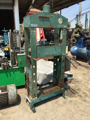 Sell> แท่นอัด TMC 30T. ตัน รุ่นเก่า เหล็กหนา อัดโครงไม่คด พร้อมใช้งาน Sell> แท่นอัด TMC 30T. ตัน รุ่นเก่า เหล็กหนา อัดโครงไม่คด พร้อมใช้งาน