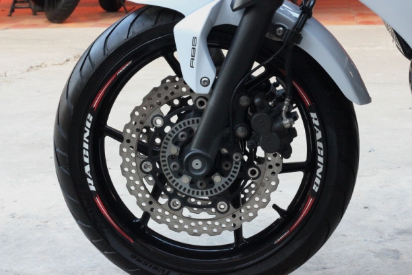 <เอิร์ท พิดโลก>ขาย ER6N 2012 สีขาว เกียโยง กันสะบัด ท่ออคา ท้ายสั้น แต่งทั้งคัน คุ้ม