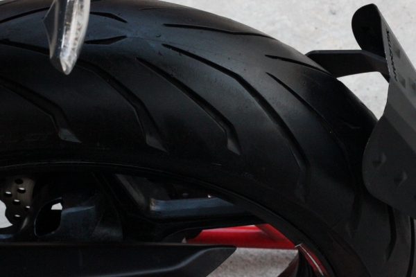 <เอิร์ท พิดโลก>ขาย ER6N 2012 สีขาว เกียโยง กันสะบัด ท่ออคา ท้ายสั้น แต่งทั้งคัน คุ้ม