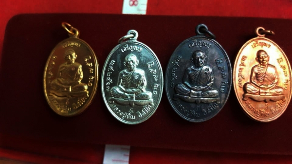 หลวงปู่ทิม วัดละหารไร่ จ.ระยอง เหรียญเจริญพรบน 4 เหรียญ ตอกโค๊ดเก่าเดิม