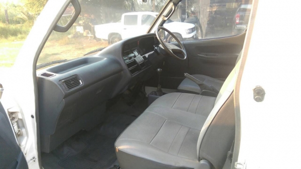 รถตู้ Toyota Hiace รถตู้ Toyota Hiace