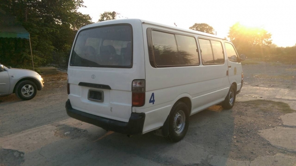 รถตู้ Toyota Hiace รถตู้ Toyota Hiace