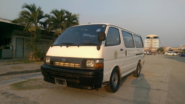 รถตู้ Toyota Hiace รถตู้ Toyota Hiace