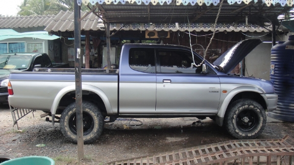 MITSUBISHI L200 STRADA 2.8 MEGACAB 4WD ปี2000 เครื่องดี2.8 ขับดี เกืยปกติ Tel 0862691888 หรือ 0864747394 คานหน้าเดิมไล้ขวามานิด สีบาง คัชชีสวย 165000฿