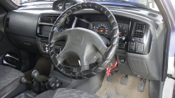 MITSUBISHI L200 STRADA 2.8 MEGACAB 4WD ปี2000 เครื่องดี2.8 ขับดี เกืยปกติ Tel 0862691888 หรือ 0864747394 คานหน้าเดิมไล้ขวามานิด สีบาง คัชชีสวย 165000฿