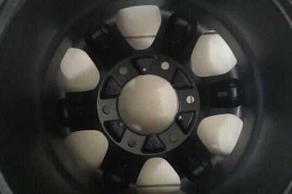 ขายล้อเล็บเหยี่ยว อีซูซุแท้ ขอบ 16 สีไฮเปอร์ซิลเวอร์  มีฝาครอบดุมตราอีซุซุ พร้อมน๊อตจับ สภาพใหม่มาก ( 1 ชุด 4 ชิ้น )