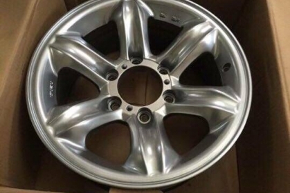 ขายล้อเล็บเหยี่ยว อีซูซุแท้ ขอบ 16 สีไฮเปอร์ซิลเวอร์  มีฝาครอบดุมตราอีซุซุ พร้อมน๊อตจับ สภาพใหม่มาก ( 1 ชุด 4 ชิ้น )