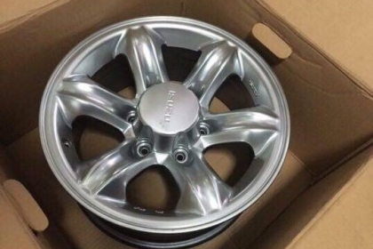 ขายล้อเล็บเหยี่ยว อีซูซุแท้ ขอบ 16 สีไฮเปอร์ซิลเวอร์  มีฝาครอบดุมตราอีซุซุ พร้อมน๊อตจับ สภาพใหม่มาก ( 1 ชุด 4 ชิ้น )