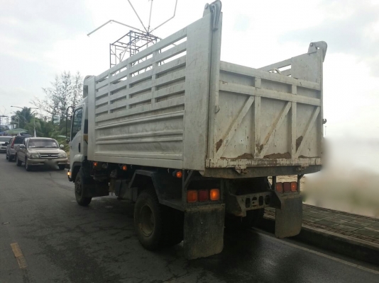 รถอีซูซุ 6 ล้อดั้ม FRR  220 แรงม้า  ปี 55.  ( รถวิ่ง 12x,xxx กม. )     สนใจติดต่อ  081 - 6079515