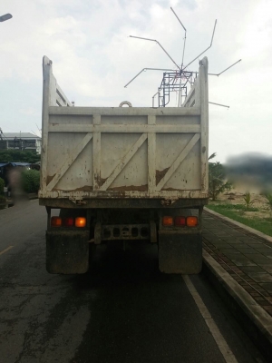 รถอีซูซุ 6 ล้อดั้ม FRR  220 แรงม้า  ปี 55.  ( รถวิ่ง 12x,xxx กม. )     สนใจติดต่อ  081 - 6079515