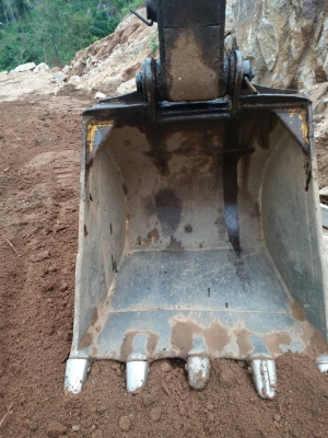 รถแบคโฮ HITACHl  EX 200 - 3.    สนใจติดต่อ  081 - 6079515