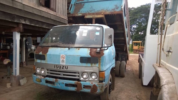 ขายรถบรรทุกหกล้อ Isuzu KS เครื่อง 100 แรง กระบะดัมพ์ ทะเบียน ม.79