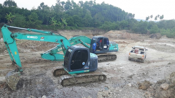 ขาย 1,150,000 รถแบคโฮ KOBELCO sk 135 SR YY 04เครื่องดีปั้มแรงไฟฟ้าครบช่วงดีรถสวยพร้อมใช้ 090-772-3710 090-772-3708