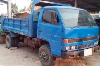 ISUZU KS 110 HP 4BD1 หกล้อดั๊มพ์ กระบะดั๊มพ์เหล็ก 4 ตันความยาว 3.60 เมตรสภาพดีมากครับพร้อมใช้งานได้เลย เครื่องยนต์ฝาขาวเดิมๆแรงดีแห้งดีไม่แตกเยิ้ม วางหัวเก๋ง NPR ลงเล่มครบถูกต้องภายในเก๋งคอนโซลสวยครบ พวงมาลัยเพาเวอร์ เบรคลม ช่วงล่างใหญ่ติด F หน้าหลัง คัชซ