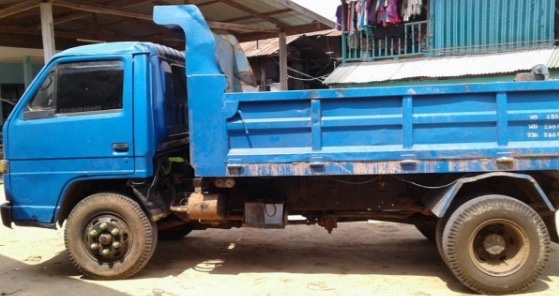 ISUZU KS 110 HP 4BD1 หกล้อดั๊มพ์ กระบะดั๊มพ์เหล็ก 4 ตันความยาว 3.60 เมตรสภาพดีมากครับพร้อมใช้งานได้เลย เครื่องยนต์ฝาขาวเดิมๆแรงดีแห้งดีไม่แตกเยิ้ม วางหัวเก๋ง NPR ลงเล่มครบถูกต้องภายในเก๋งคอนโซลสวยครบ พวงมาลัยเพาเวอร์ เบรคลม ช่วงล่างใหญ่ติด F หน้าหลัง คัชซ