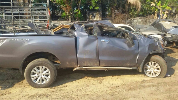 ซากมาสด้าโปรเครื่อง 2200 ถอดเเยกขายอะไรทั้งคันสนใจสอบถามได้มีหลายรุ่นทั้งเก๋งเเละกระบะ