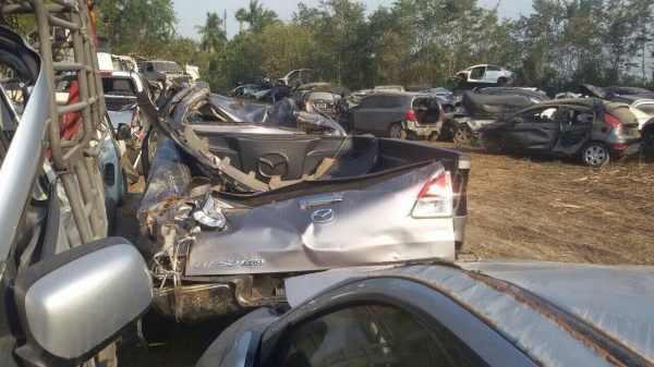 ซากมาสด้าโปรเครื่อง 2200 ถอดเเยกขายอะไรทั้งคันสนใจสอบถามได้มีหลายรุ่นทั้งเก๋งเเละกระบะ