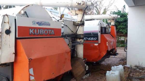 รถเกี่ยว DC68G 2คัน รถเกี่ยว DC68G 2คัน