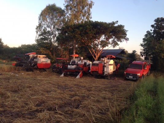 รถเกี่ยว DC68G 2คัน รถเกี่ยว DC68G 2คัน