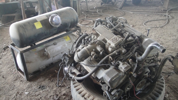 ขายเครื่อง TOYOTA 1UZ พร้อมชุดแก๊สLPG ถังใหญ่2ถัง ยกลงจากรถ6ล้อ