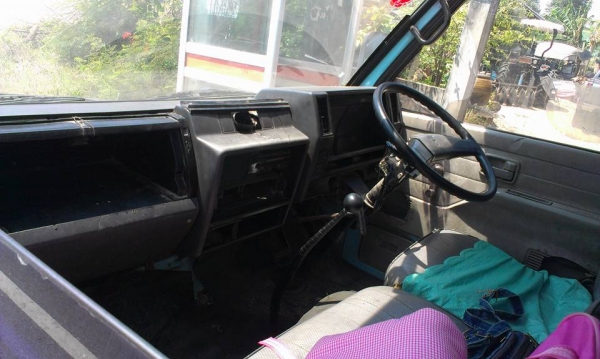 ขายสี่ล้อกลาง 88แรง เครื่องดีเกียเข้าง่าย คัทซีสวยมาก แอร์เย็น ยางดีสี่เส้น