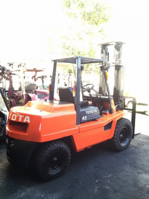 ขายรถยกโฟร์คลิฟท์ยี่ห้อ TOYOTA 4.5 ตัน เสาสูง 4 เมตร ขายรถยกโฟร์คลิฟท์ยี่ห้อ TOYOTA 4.5 ตัน เสาสูง 4 เมตร