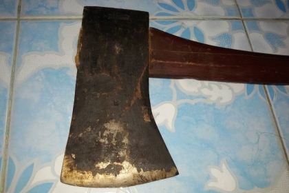 ขายขวานตราจระเข้สามดาวขนาด4ปอนงานเก่าเกิน40ปี ด้ามไม้ยาว