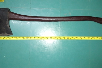 ขายขวานตราจระเข้สามดาวขนาด4ปอนงานเก่าเกิน40ปี ด้ามไม้ยาว