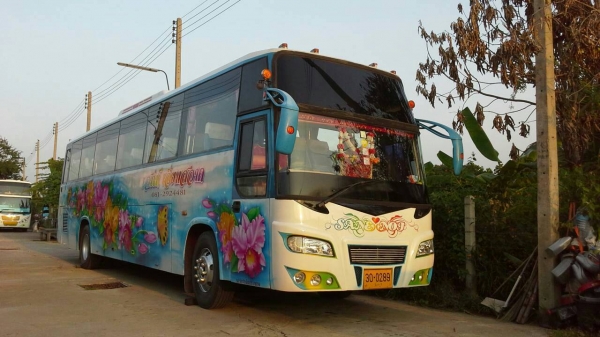 ขายรถบัส ชั้นคืบ แอร์ไฟฟ้า เครื่อง Nissan ท่ออ้อม คานหน้า-คานท้าย Hino Zm เบรคแห้ง มีคัสซี ล้อแม็กซ์ ยางเรเดียล เครื่องเสียงพร้อม สภาพพร้อมใช้งาน ราคา 550,000บาท ต่อรองได้ สนใจติดต่อ คุณเสน่ห์ โทร 081-2924481 , 085-1988301