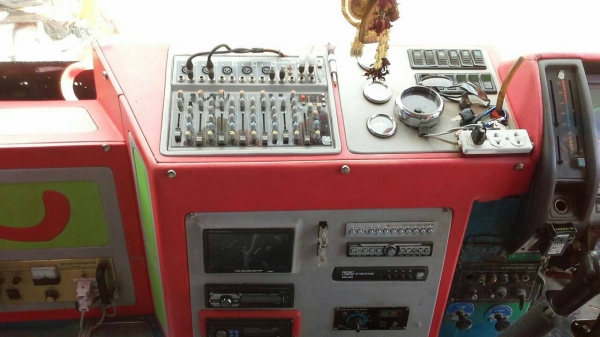 ขายรถบัส ชั้นคืบ แอร์ไฟฟ้า เครื่อง Nissan ท่ออ้อม คานหน้า-คานท้าย Hino Zm เบรคแห้ง มีคัสซี ล้อแม็กซ์ ยางเรเดียล เครื่องเสียงพร้อม สภาพพร้อมใช้งาน ราคา 550,000บาท ต่อรองได้ สนใจติดต่อ คุณเสน่ห์ โทร 081-2924481 , 085-1988301