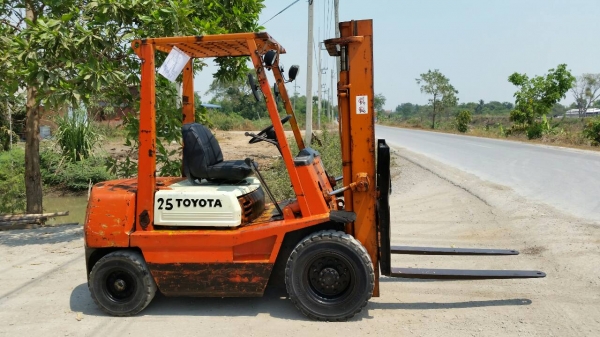 ขายด่วนรถยกดีเซล TOYOTA 4FDดีเซลยก2.5ตันเสาสูง3เมตรยางตัน4เส้นรถนอกเพิ่งเข้ามาใหม่ยังไม่เคยใช้งานในเมืองไทยเลย=รุ่นใหม่ขายถูกๆๆ