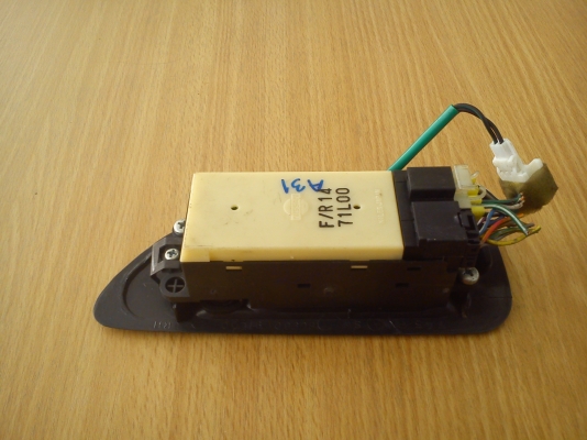 สวิตช์กดควบคุมกระจกประตูไฟฟ้าด้านหน้าข้างขวา ของรถ NISSAN CEFIRO A31 พร้อมกรอบ